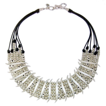 Collar ancho con multiples cuentas