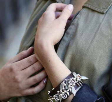 Bracelet manchette large en cuir avec breloques et perles