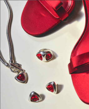 Collier Pendentif Cristal Triangle Rouge