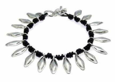 Bracelet en cuir avec breloques argent