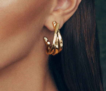 Pendientes curvado en oro