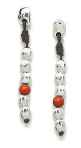 Pendientes largos de cuero con abalorios