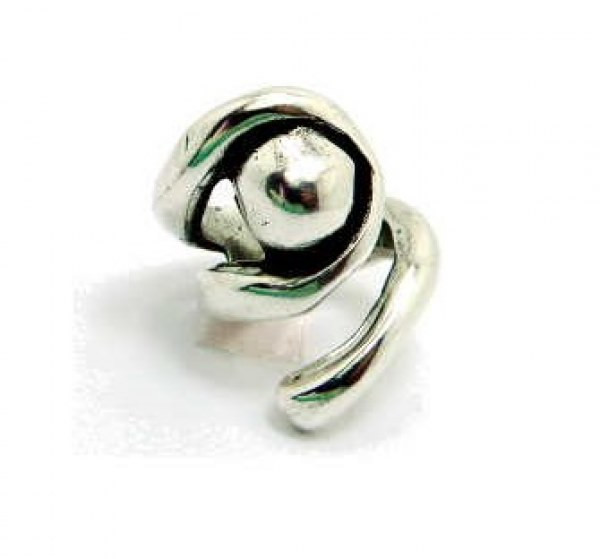 Spiral ring with silver pearl