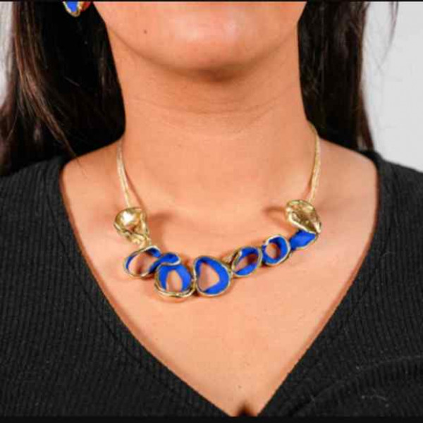 Collar de bronce ondulado azul