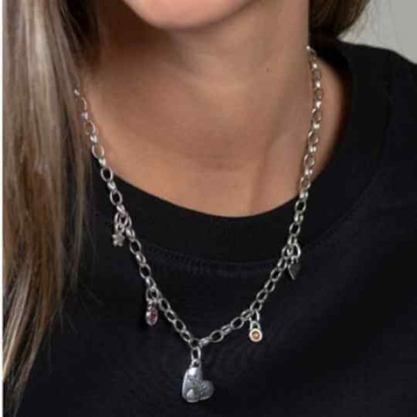 Collier à breloques multiples