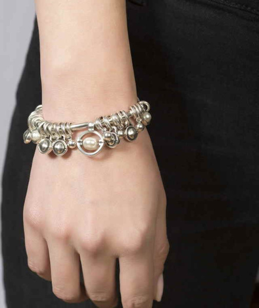 Pulsera Charm Perlas Blancas