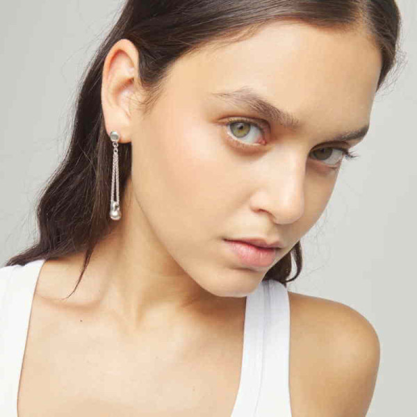 Baumelnde Perlen Silberketten-Ohrringe