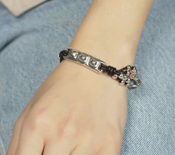 Bracelet en cuir perles argentées