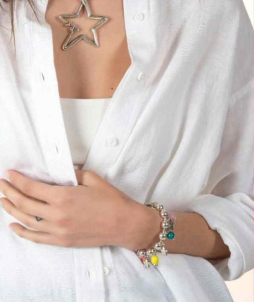 Mehrfarbiges Armband mit Sternanhängern