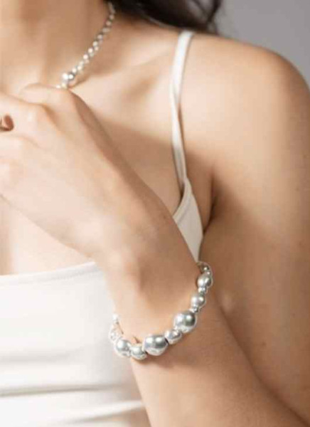 Pulsera de perlas plateadas