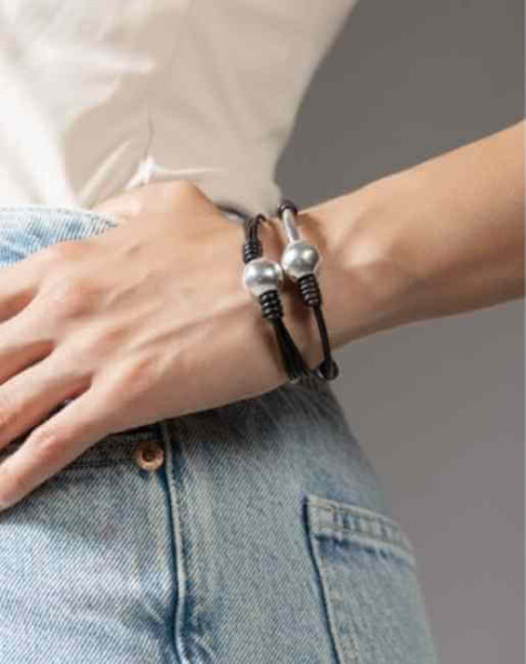 Bracelet cuir avec sphère argentée