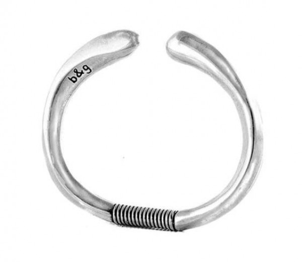 Rigid silver bangle with spring