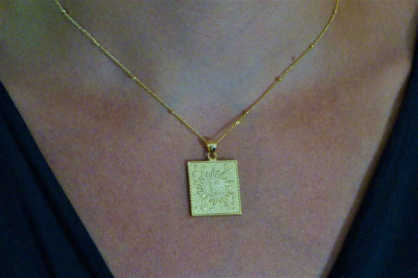 Gold pendant necklace