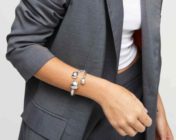 Bracelet jonc avec une boule irrégulière à chaque extrémité