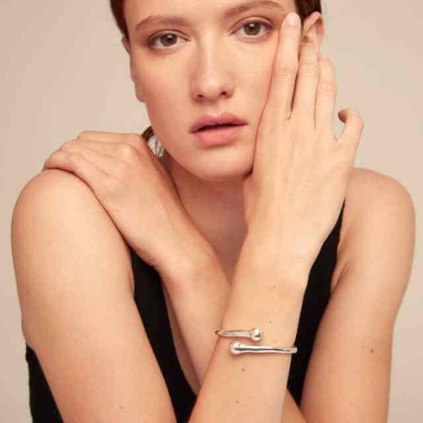 Bracelet jonc avec une boule irrégulière à chaque extrémité