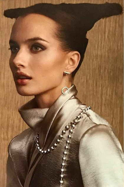 Necklace round silver beads